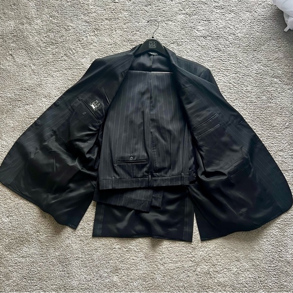 Jos A Bank Black Pin Stripped Travelers Suit 43L - Picture 2 of 5